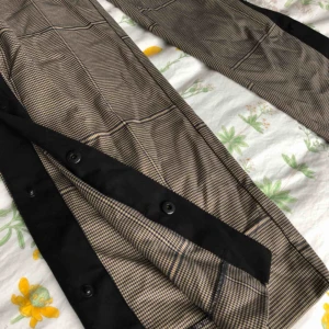  - Supertrendiga byxor från Monki med uppknäppbara ben. Aldrig använda (lapp kvar). Storlek xs men passar även s. Ordinarie pris 350kr.