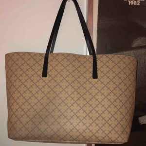  - Shoppingväska från Marlene Birger i beige, dustbag medföljer! Köpt i juli 2018 på butiken i Malmö. 
