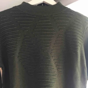  - Grön tröja köpt i Spanien. Väldigt varm och mjuk. Helt oanvänd. Ganska lång , men passar annars även s i skälva tröjan o s/XS i armarna. 