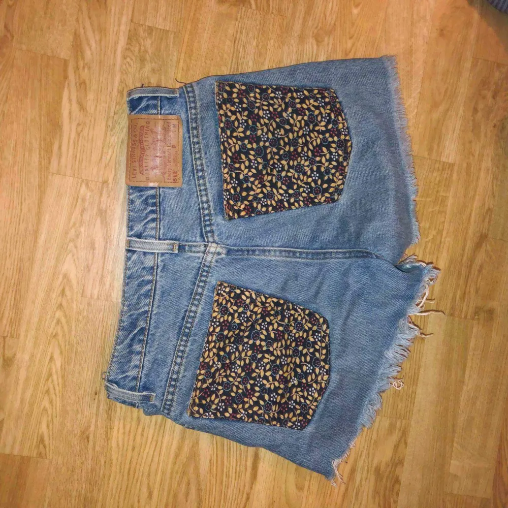 Levis Högmidjade jeansshorts med blommiga bakfickor🌻. Shorts.