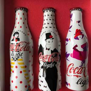 Marc Jacobs Collectibles Limited Edition, Coca Cola flaskor designad av Marc Jacobs, fin inredning detalj till ditt hem 