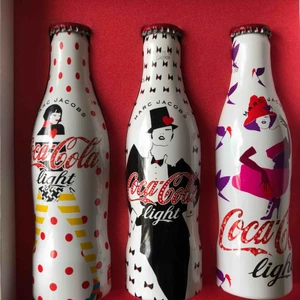 - Marc Jacobs Collectibles Limited Edition, Coca Cola flaskor designad av Marc Jacobs, fin inredning detalj till ditt hem 