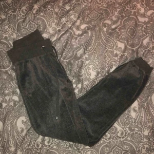  - Populära grå mjukisbyxor från Cubus. Så mysiga men tyvärr för små