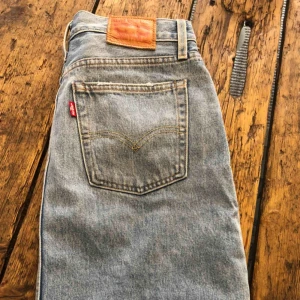  - Levis 501 kjol Slitsad på sidorna.  Nyskick. Säljes pga för stor. 