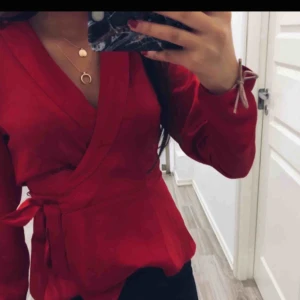  - Röd blus. Fint skick :) 