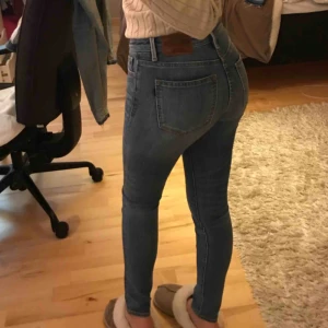  - Midja: 26 Längd: 30 Skulle säga att jeansen sitter som en XS-S