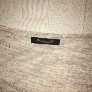  - Skön beigefärgad långärmad från Massimo dutti med liten bröstficka