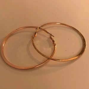  - Helt nya örhängen i rosé färg, endast testade för bild! Köparen står för frakten på 9:- & betalning sker via swish! 💕