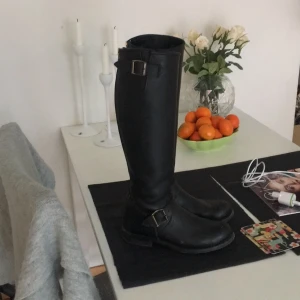  - Primeboots svarta med gulddetaljer, fint skick! 