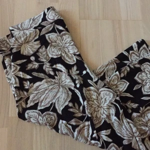  - Tuff byxkjol med fint mönster och skönt material. Jätte fint skick. 