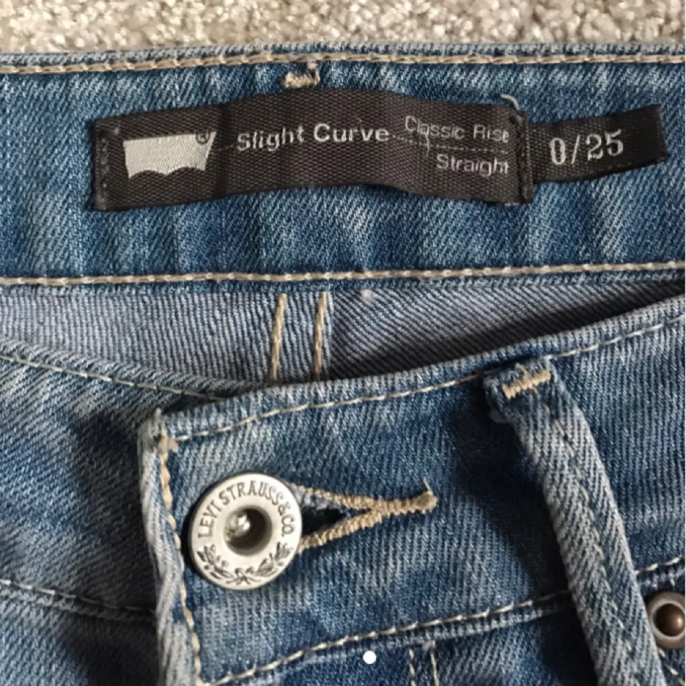 Jättesnygga raka Levis mid raise jeans i nyskick (använda ca 5 ggn). Jeans & Byxor.