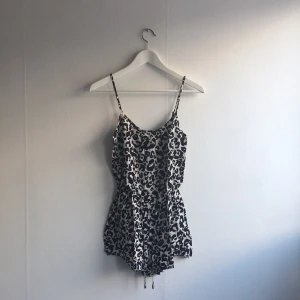  - Mönstrad byxdress från hm!