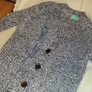  - Svartvit och skön kofta från Madlady, använd ett par gånger. Perfekt till vintern och passar alla (onesize)👌 Frakt tillkommer utöver priset!