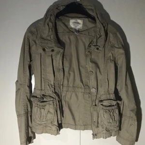  - Tunnjacka från zara girls
Kan mötas upp i Stockholm, kan skicka via post, köpare står för frakt