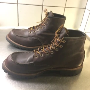  - 
RED WING #8146 - Roughneck 6" Classic Briar Oil
Slic Leather with moc toe.
Storlek - US 10 1/2 (Uk 44).
Använda en säsong. Lätt ingångna utan skador och med intakt sula. Nypris 3000kr.
