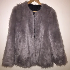  - Fuskpäls köpt i Budapest. Ser glansigare ut på bilden då jag tog med blixt men ser mer ut som de två senare bilderna. Bra skick och frakt ingår. 