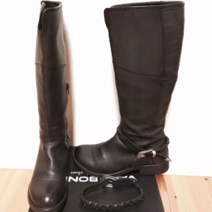  - Vagabond stövlar i modell kareno. Gjorda i skinn, likaså innersulan. Fleece foder så de är varma. Använda tre ggr. Tillkommer avtagbart skosmycke. 
Höjd: precis under knäna
Bredd: ca 36 cm mätt runtom inuti 
Nypris 1600kr