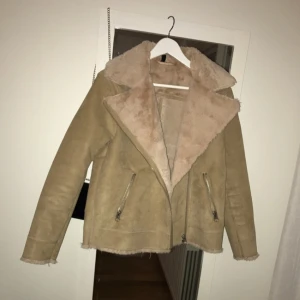  - Jacka från HM. Aldrig använd. Storlek 36