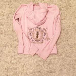 Jag säljer min ljus rosa Juicy couture hoodie! Den är använd ca 3 gånger och väldigt sparsamt använd!
