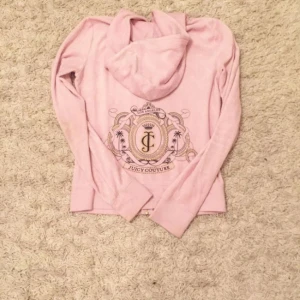  - Jag säljer min ljus rosa Juicy couture hoodie! Den är använd ca 3 gånger och väldigt sparsamt använd!