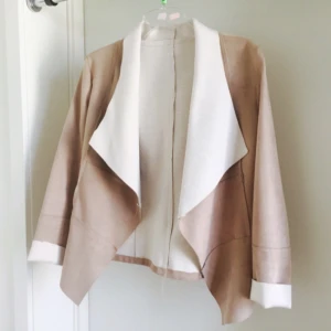  - En ny beige vit sämskskinn jacka.