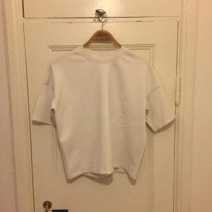  - Top från weekday. "Dykarmaterial". Gott skick, använd fåtal gånger.