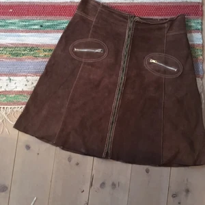  - Mocka kjol i storlek 38