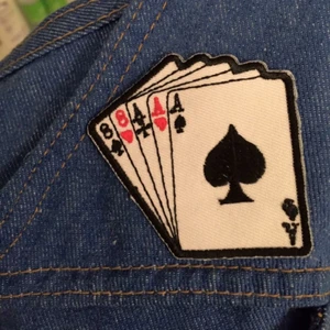  - 50 kr pp för denna schyssta tygpatch! Strykbar yta undertill. Men går även att sy på för den som vill det. 