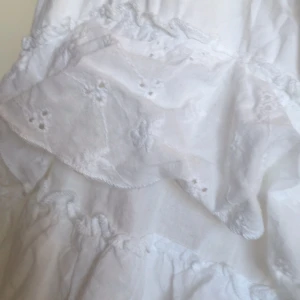  - Säljer en vit klänning från Zara för 13-14 åringar/164 cm.🌸