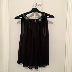  - Topp med pärlor vid halsen. Som ny! 