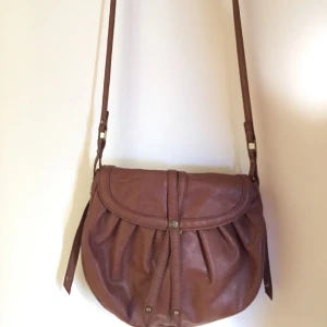  - Fin axelväska i skinnimitation från Mango