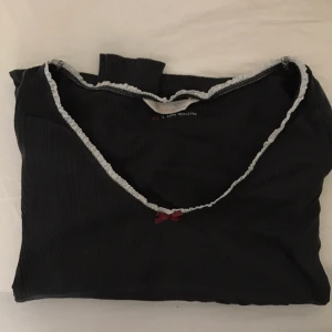  - Långärmad grå tröja från Odd Molly i storlek 0. Använd en gång