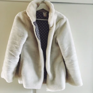  - Vit, fluffig jacka från La Redoute. Knappt använd och inga fläckar! Frakt kostar 50kr. 🌺