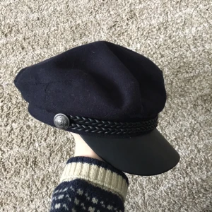  - Mörkblå keps. Säljs pga vuxit ur den i och med införskaffning av dreadlocks, använd ett fåtal gånger. 