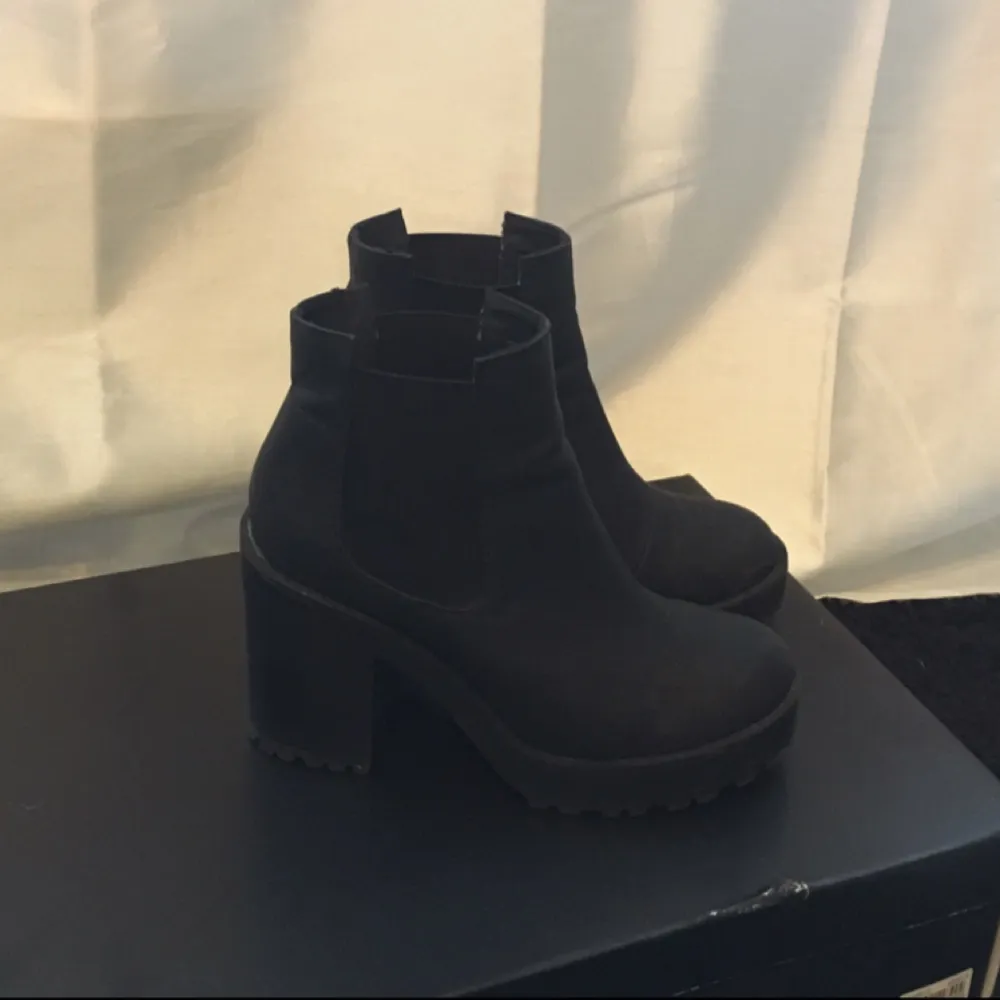 Svarta boots från H&M, använda ett fåtal gånger . Skor.
