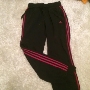  - Sparsamt använda adidas mjukisbyxor.