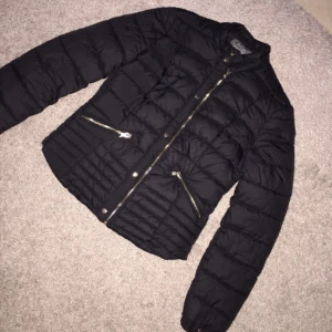  - Jättesnygg vårjacka från Bershka med snygga detaljer och guldknappar