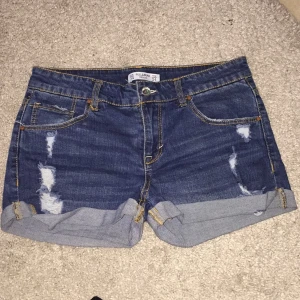  - Nya jättefina och oanvända jeansshorts köpta på Pull&Bear. Storlek 34 men passar även en 36a. Köpta för 300