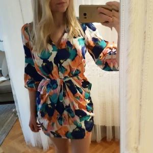  - Klänning Nelly Trend strl xs med fickor. Använd ett fåtal gånger. Köparen står för frakten.