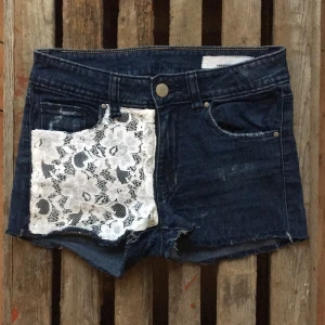  - Jeansshorts med vit spets från Twentyfive seven