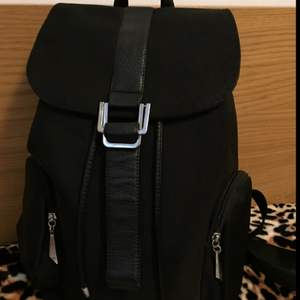 En svart ryggsäck, jätte finn skick, knappt använd.
Kyrka 28x15,5x40 cm.