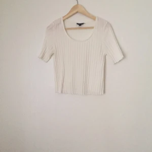  - Enkel och fin ribbad top från topshop. Storlek 40 men jag bedömer att det mer är 36/38 beroende på hur man vill att den ska sitta.