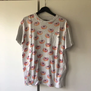  - T-shirt från CARLINGS. Köparen står för frakten! Betalningen sker via swish!