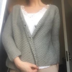  - Sixtydays... Köpt på zebra, mysig kofta, passar både till sommarkvällar och vintrar ❤️👌🏻 aldrig använd... Endast testad för foto 