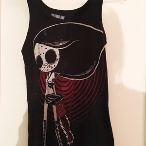  - Svart linne med motiv