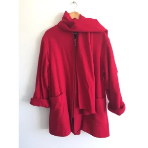  - Ett underbart vintagefynd med tillhörande halsduk! 💯 stor i storleken, förmodligen en 42 men funkar bra som oversize!