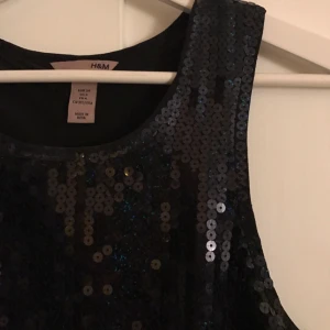  - Paljettklänning från HM Trend, mörkblå.