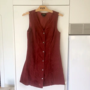  - 60tal, Monki klänning med knappar i röd manchester! 