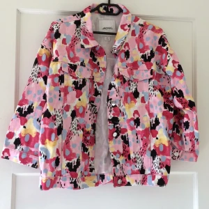  - Cool jeansjacka från Monki. Märkt xs men passar xs-m beroende på hur en vill att den ska sitta.  Kan mötas upp i Uppsala, annars står köparen för frakten:)
