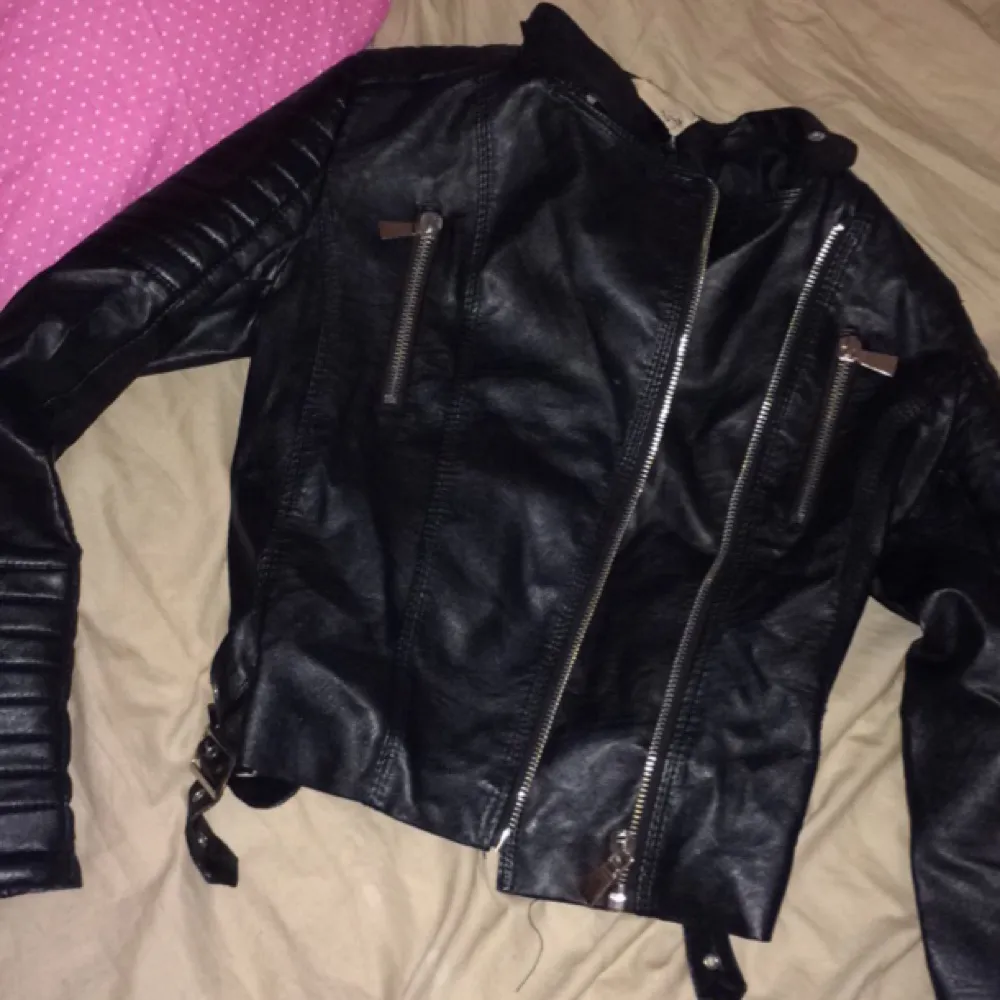 En skinnjacka (moto jacket)  från chiquelle, svart, ny pris 699kr, stygnen har fått upp lite i ryggen och armhålorna på insidan men syns inte på utsidan. Säljer för den har blivit för stor . Jackor.
